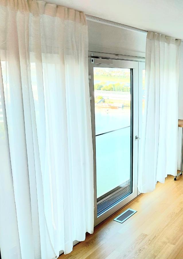 Schickes Mit Flussblick Appartement Düsseldorf